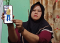 Istri korban menunjukkan foto mendiang suaminya Darso