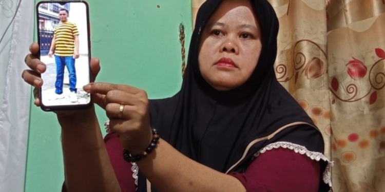 Istri korban menunjukkan foto mendiang suaminya Darso