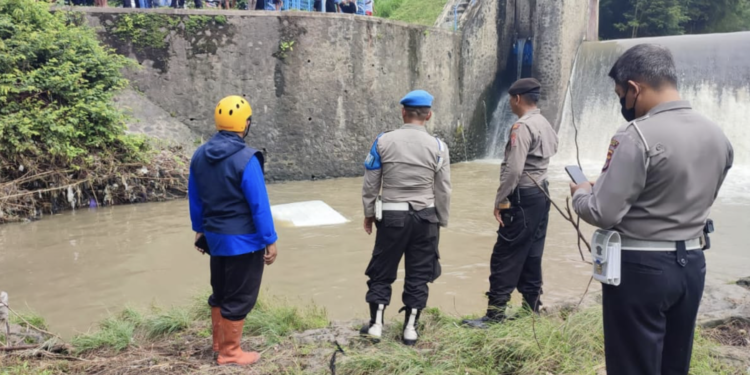 Kejadian Unik di Bantul Mobil Masuk Sungai Gara-Gara Lupa Handrem