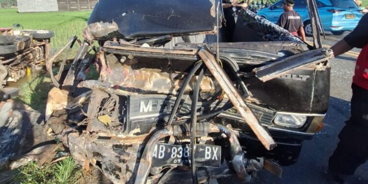 Kondisi Mobil Pasca Kecelakaan di depan Pom Bensin Demen Kulon Progo