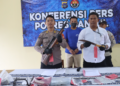 Konferensi pers Polres Bantul menampilkan barang bukti hasil pencurian, termasuk senapan angin dan golok, yang berhasil diamankan bersama tersangka HB