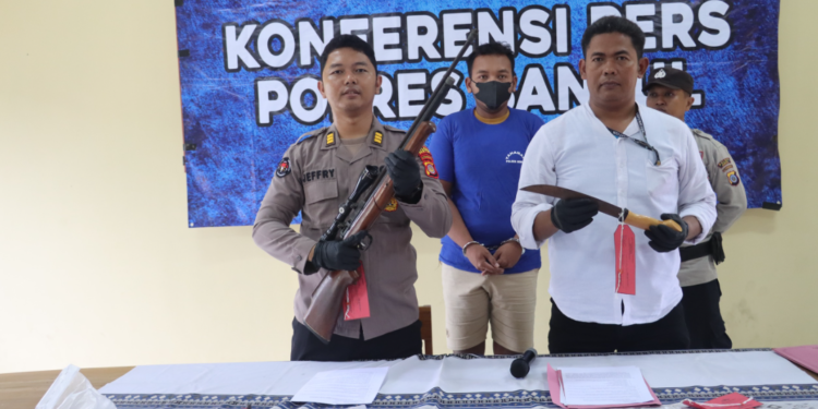 Konferensi pers Polres Bantul menampilkan barang bukti hasil pencurian, termasuk senapan angin dan golok, yang berhasil diamankan bersama tersangka HB