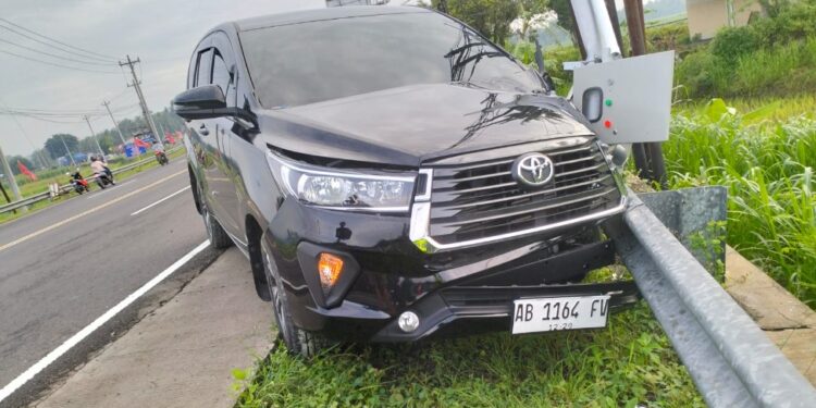 Mobil Toyota Innova Tabrak pengendara sepedah di Kulon Progo