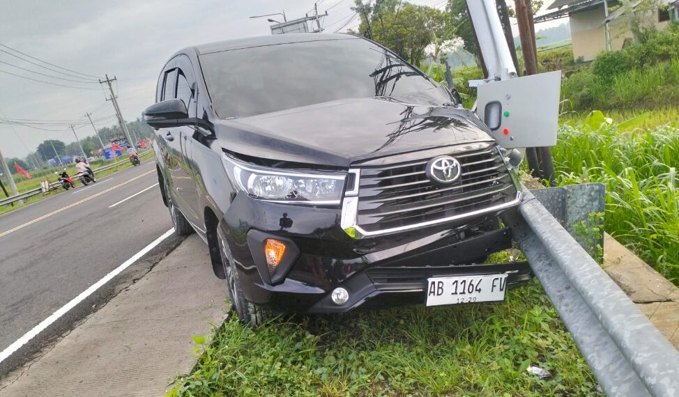 Mobil Toyota Innova Tabrak pengendara sepedah di Kulon Progo
