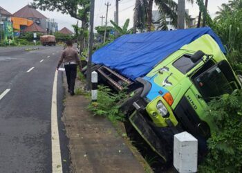 Mobil mengalami kecelakaan di Simpang tiga dalangan
