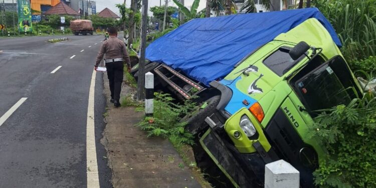 Mobil mengalami kecelakaan di Simpang tiga dalangan
