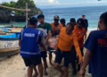 Petugas SAR Satlinmas Saat Mengevakuasi WNA yang Terseret Ombak di Pantai Slili