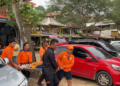 Petugas Satlinmas Wilayah Operasi 2 Pantai Baron Saat Mengevakuasi Korban Laka Laut di Pantai Watu Kodok