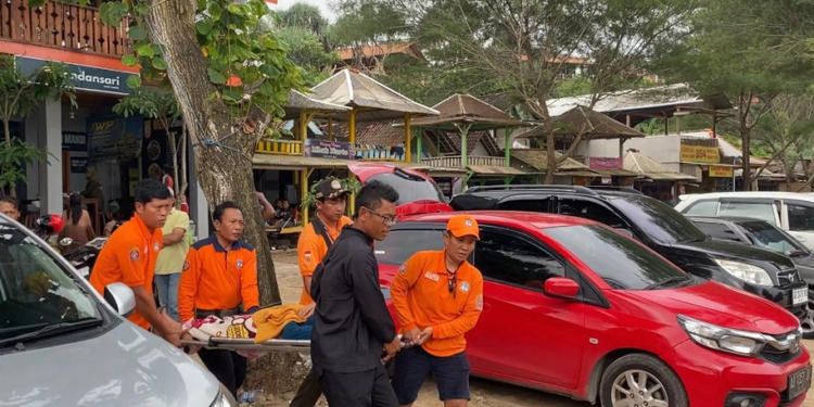 Petugas Satlinmas Wilayah Operasi 2 Pantai Baron Saat Mengevakuasi Korban Laka Laut di Pantai Watu Kodok