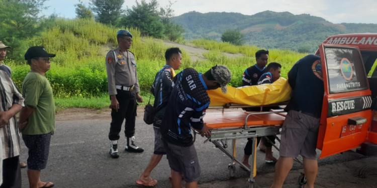 Petugas Terkait Melakukan Evakuasi Jenazah Korban