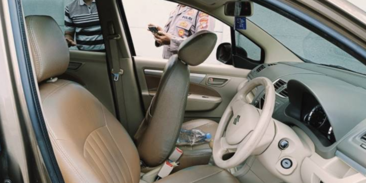 Petugas kepolisian melakukan pemeriksaan di lokasi kejadian pencurian dengan modus pecah kaca yang menimpa sebuah mobil di Gamping, Sleman