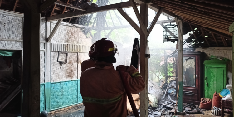 Petugas pemadam sedang memadamkan api