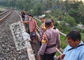 Petugas terkait melakukan evakuasi korban tertemper kereta di Kulon progo