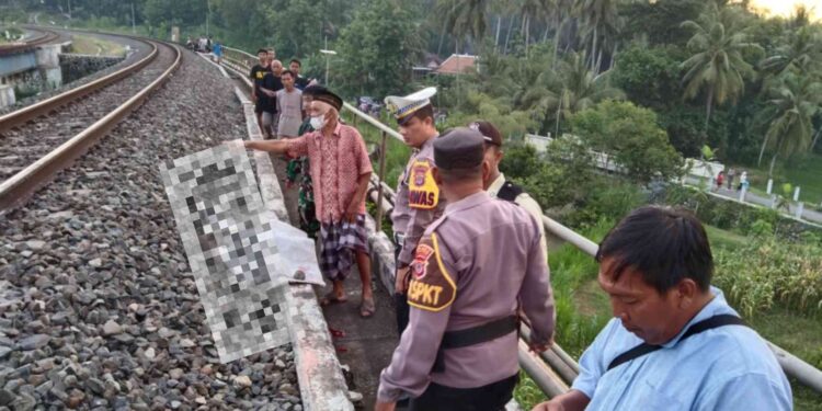 Petugas terkait melakukan evakuasi korban tertemper kereta di Kulon progo