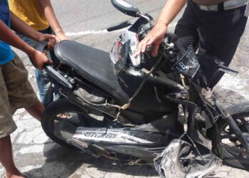 Polisi Melakukan Evakuasi Kendaraan Pasca Kecelakaan di Banguntapan Bantul