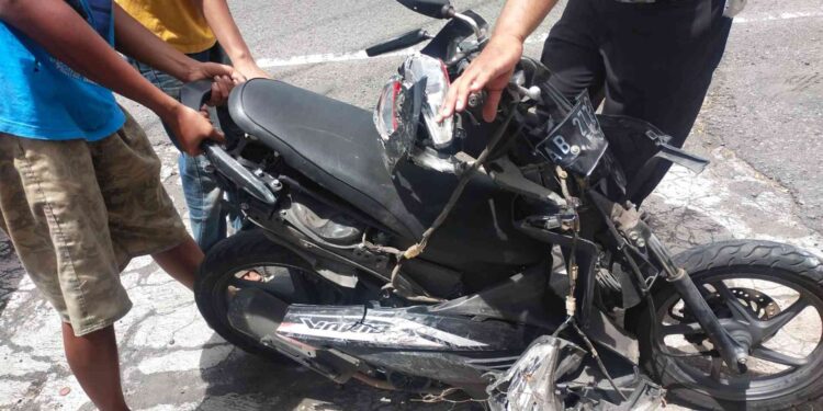 Polisi Melakukan Evakuasi Kendaraan Pasca Kecelakaan di Banguntapan Bantul