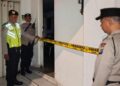 Polisi Memasang Police Line lokasi Kebakaran di Jogja