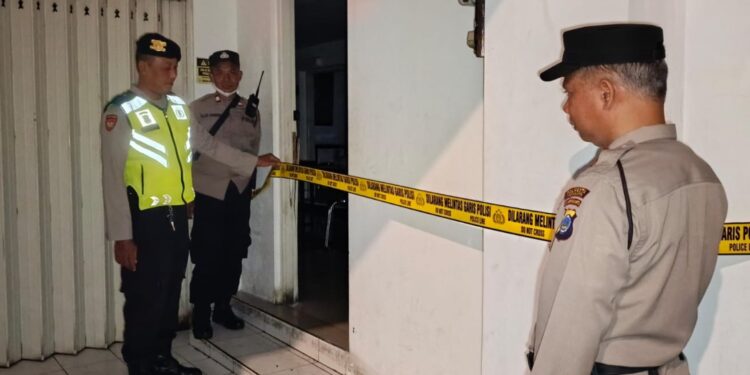 Polisi Memasang Police Line lokasi Kebakaran di Jogja