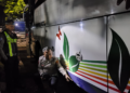 Polisi melakukan pemeriksaan pada bagian samping bus yang terlibat kecelakaan di simpang empat Wojo, Bangunharjo, Sewon, Bantul
