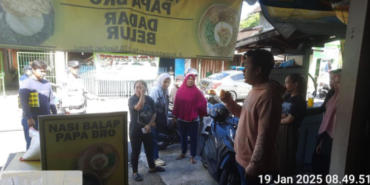 Polisi melihat TKP Lokasi Nasi Balap