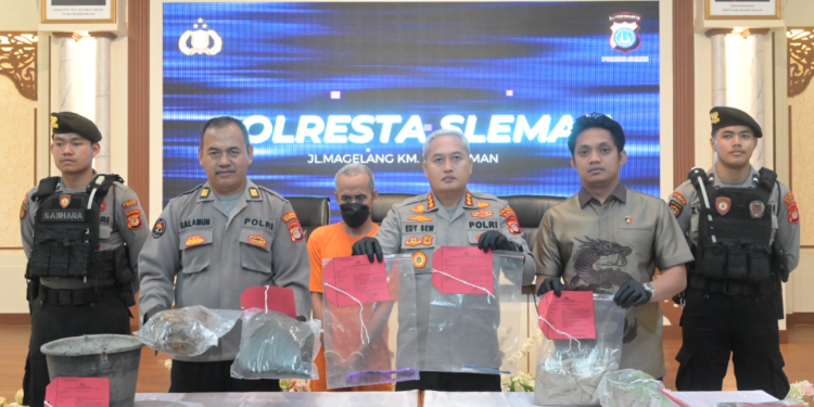 Polresta Sleman sedang menunjukan barang bukti