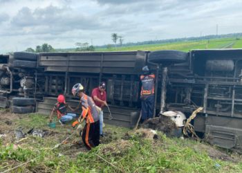 Proses Evakuasi Mobil Murni Jaya yang mengalami Kecelakaan di Kulon Progo