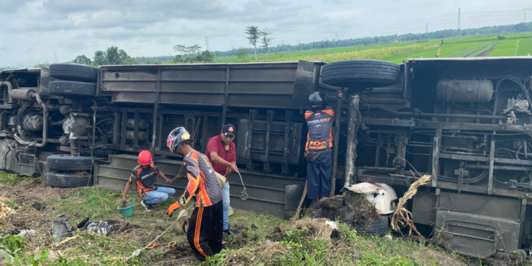 Proses Evakuasi Mobil Murni Jaya yang mengalami Kecelakaan di Kulon Progo