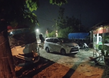 Sebuah truk bermuatan solar menabrak pohon jati di Jalan Karangmojo-Wonosari