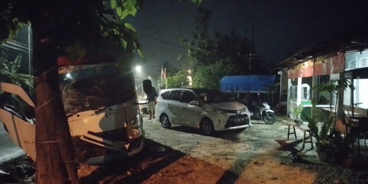 Sebuah truk bermuatan solar menabrak pohon jati di Jalan Karangmojo-Wonosari