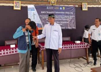 Secara simbolis serah terima mahasiswa KKN di Kalurahan Trimurti Srandakan