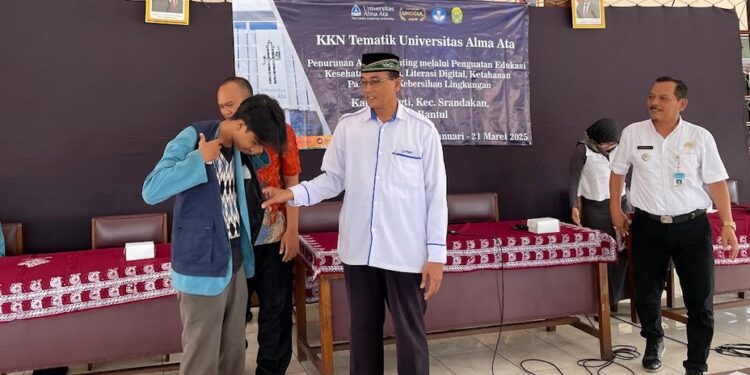 Secara simbolis serah terima mahasiswa KKN di Kalurahan Trimurti Srandakan