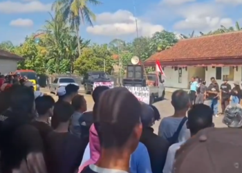 Sejumlah warga Koroulon Kidul, Bimomartani, Ngemplak Sleman unjuk rasa di balai Kalurahan Bimomartani