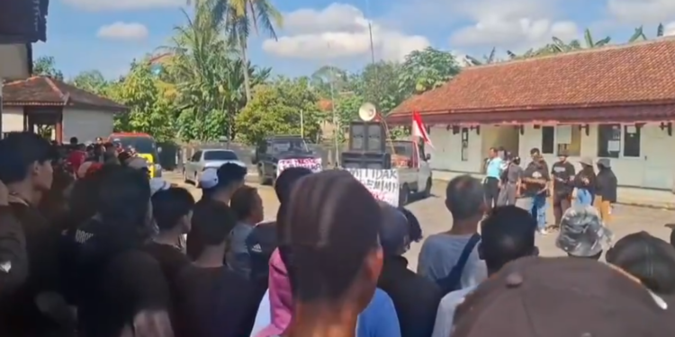 Sejumlah warga Koroulon Kidul, Bimomartani, Ngemplak Sleman unjuk rasa di balai Kalurahan Bimomartani