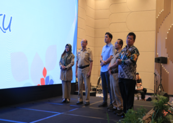 Sekda Kulon Progo dan KPH Yudhanegara menyaksikan peluncuran SmartDesaKu