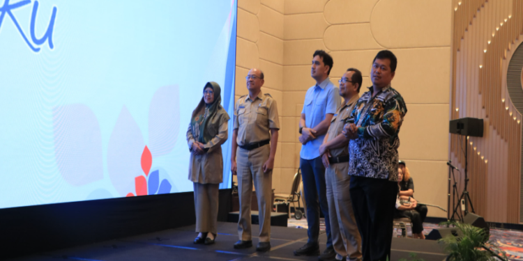 Sekda Kulon Progo dan KPH Yudhanegara menyaksikan peluncuran SmartDesaKu