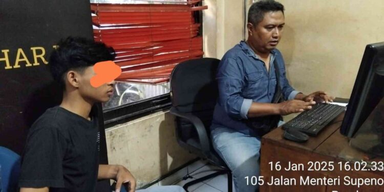 Seorang pelaku tawuran berinisial HAI D (16) sedang dimintai keterangan oleh petugas di Polsek Umbulharjo, Yogyakarta