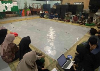 Suasana hangat diskusi antara mahasiswa KKN-T Universitas Alma Ata Kelompok 7 dan Karang Taruna Dukuh Panggang di Masjid Darul Ulum Panggang