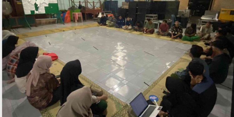 Suasana hangat diskusi antara mahasiswa KKN-T Universitas Alma Ata Kelompok 7 dan Karang Taruna Dukuh Panggang di Masjid Darul Ulum Panggang