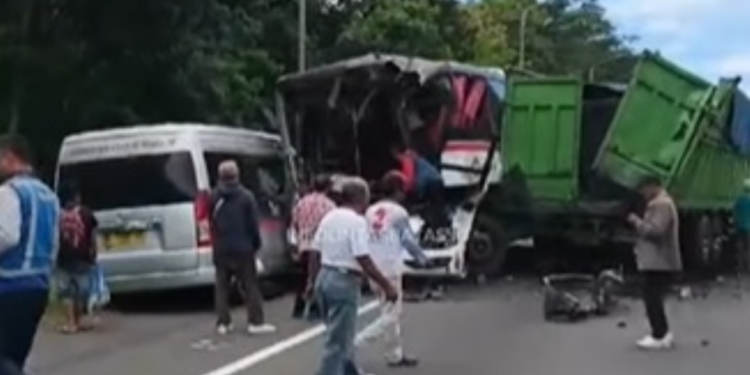 Terjadi insiden kecelakaan beruntun di Tol Cipularang pada Minggu, 5 januari 2024