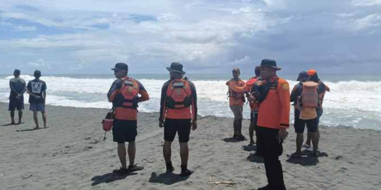 Tim Gabungan sedang Melakukan Pencarian Korban Laka Air Pantai Congot Kulon Progo