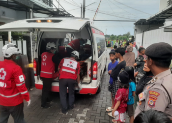 Tim Medis Membawa korban tersengat listrik ke rumah sakit