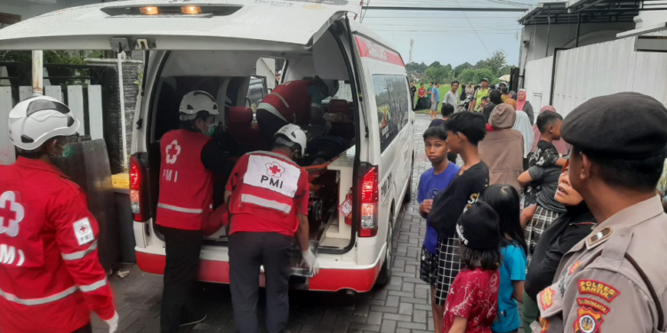 Tim Medis Membawa korban tersengat listrik ke rumah sakit