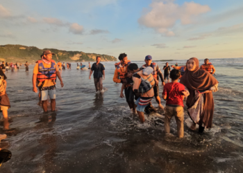 Tim SAR melakukan Evakuasi Korban terseret arus di Pantai Parangtritis
