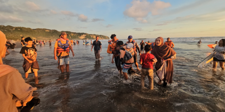Tim SAR melakukan Evakuasi Korban terseret arus di Pantai Parangtritis