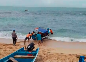 Tim Sar Melakukan Efakuasi Korban Terseret Ombak di Pantai Drini