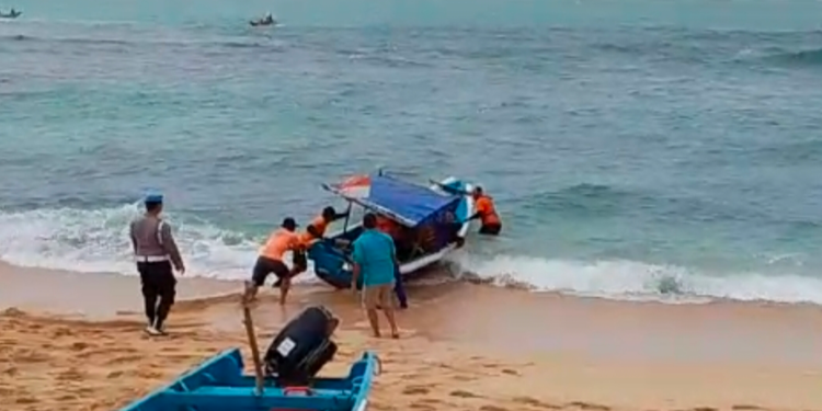 Tim Sar Melakukan Efakuasi Korban Terseret Ombak di Pantai Drini