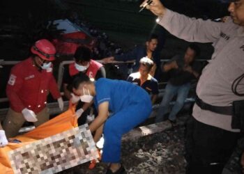 Tim Terkait Melakukan Evakuasi Korban Tertabrak KA Bandara di Kulon Progo