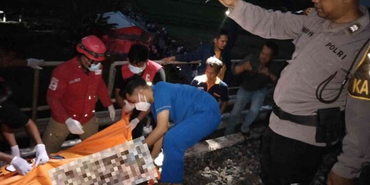 Tim Terkait Melakukan Evakuasi Korban Tertabrak KA Bandara di Kulon Progo