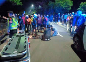 Tim Terkait sedang melakukan Evakuasi korban kecelakaan di U turn barat simpang 4 Condongcatur