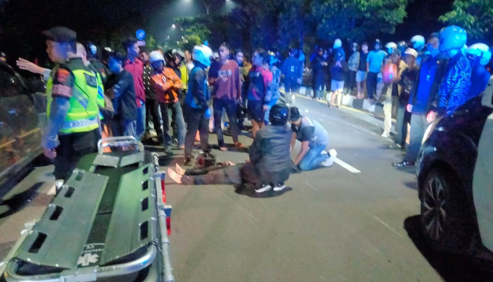 Tim Terkait sedang melakukan Evakuasi korban kecelakaan di U turn barat simpang 4 Condongcatur